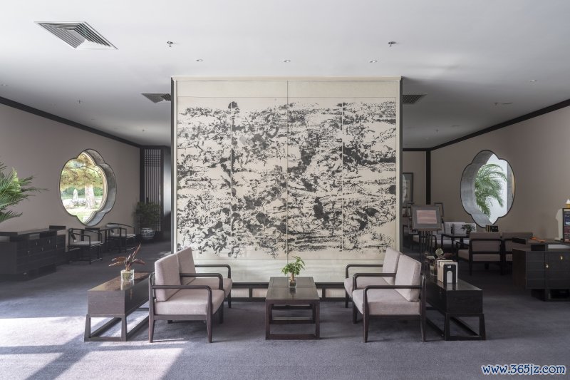 赵无极的水墨画装设在香山饭店（1979–1982）四季庭大堂旁的房间中，北京，2021年。摄影：田方方。M+委约拍摄，2021年。© 田方方