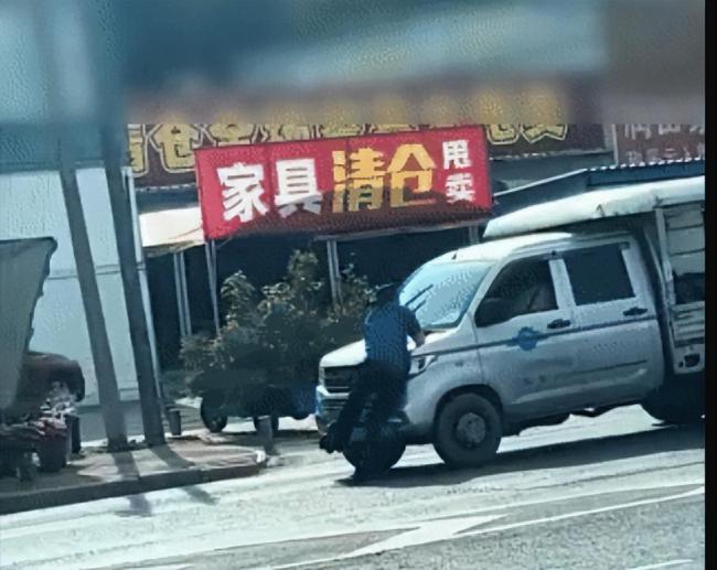 广西一城管扒车引擎盖遭拖行 事件引发公众关注
