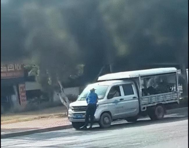 广西一城管扒车引擎盖遭拖行 事件引发公众关注